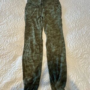 Lululemon camo joggers size 6 like new